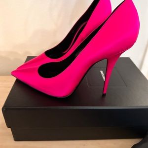 Saint Laurent Pink Marilyn Pumps Size 40 Brand New. Comes with dust bags & box.